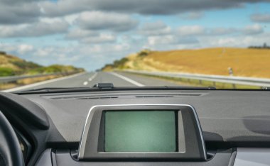 Seçici odak Gps navigator kontrol panelinde manzara otoyol gidecek bir araba inşa edilen genel.