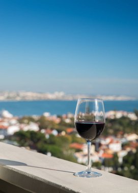 Gün boyunca bir manzaralı bir balkon kırmızı şarap.