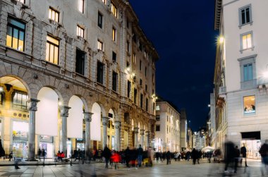 Corso Vittorio Emanuele II Milano Duomo, Lombardiya, İtalya yakınındaki bir soğuk Kasım gece Noel alışveriş uzun pozlama.