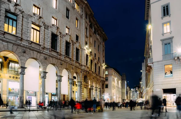 Long Exposure Xmas Shoppers Corso Vittorio Emanuele Duomo Milan Lombardy — Stock Photo, Image