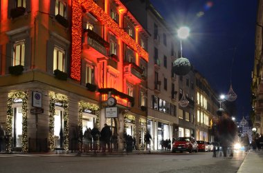 Milan, İtalya - 25 Kasım 2018: Noel ev ve mağaza süsler ünlü sokak Via Montenapoleone, Milano'daki moda. Cartier Lüks Salonu