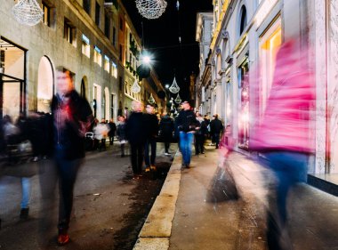 Noel ev ve mağaza süsler ünlü sokak Via Montenapoleone, Milano - Tanımlanamayan kişi moda