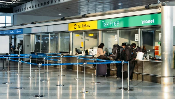 马尔本萨 2018年11月29日 意大利米兰马尔本萨国际机场退税柜台的游客 — 图库照片