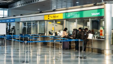 Vergi iadesi tezgahta Milans Malpensa Uluslararası turist