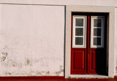 Kırmızı ahşap kapılar - Lizbon, Portekiz yıpranmış