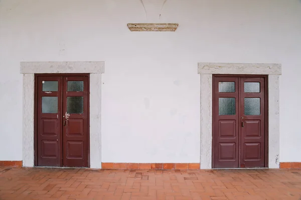 Red verweerde houten deuren gevangen in Lissabon, Portugal — Stockfoto