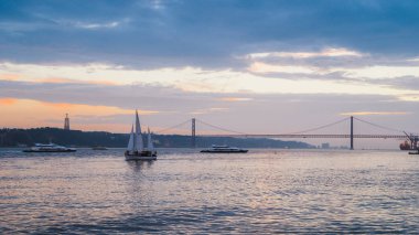 Lisbon, Portekiz - 23 Ekim 2018: Sunset River Tagus, Lizbon, Portekiz 25 Nisan ile Köprü arka plan ve tekneler