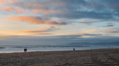 Güzel gün batımı Caparica Beach, çevre Lizbon - Portekiz