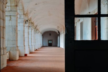 Ayağı ile seçici odak üstünde kapı koridor astarlı