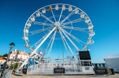 Dev dönme dolap xmas sezonu öncesinde Cascais Plajı'nda Kur oldu