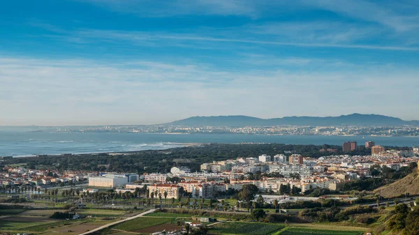 Vista de alta perspectiva del Gran Lisboa desde Miradouro Aldeia dos Capuchos en la Costa de Caparica —  Fotos de Stock