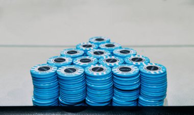 Mavi poker fişleri kopya alanı tablo yığınları oluşan piramit