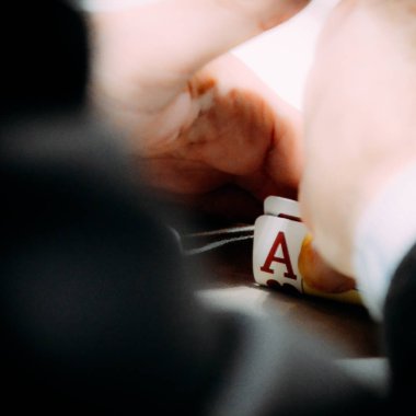 Texas Holdem Poker oyuncu avuç kalpleri bir ACE açığa