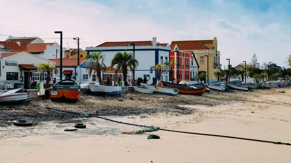 Restauranger och barer längs havet med träbåtar och pollutio på Trafaria, Portugal — Stockfoto