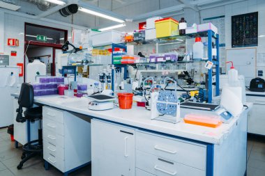 İç modern laboratuvar: Resepsiyon Petri yemekler, test tüpleri, şişeler ve ön plan, modern mikroskobunun panoramik pencerelere Panjur arka plan üzerinde ile