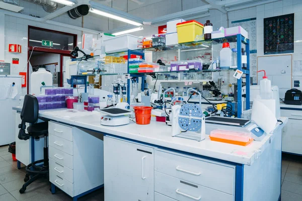 Interior Laboratório Moderno Mesa Com Placas Petri Tubos Ensaio Frascos — Fotografia de Stock