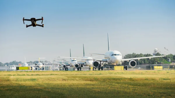Onbemande drone vliegen in de buurt van vliegtuigen - vlucht verstoring concept — Stockfoto