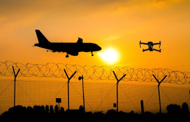Pilotsuz ticari uçak iniş, olası çarpışma için lider için hazırlanırken Havaalanı'nda güvenlik çit üzerinde uçan