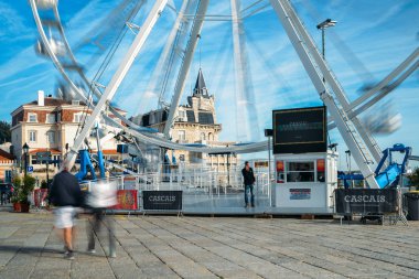 Dev dönme dolap xmas sezonu öncesinde Cascais Plajı'nda Kur oldu