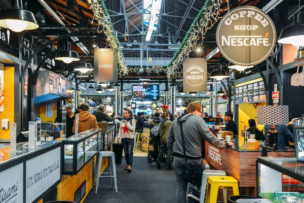 Tourists Having Lunch At Lisbon Market Restaurant Of Mercado de Campo de Ourique In Lisbon — Stock Photo, Image