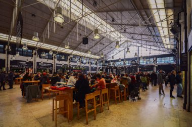 Zaman aşımı Gıda Market Mercado da Ribeira Lizbon bir gastronomik turistik cazibe olduğunu