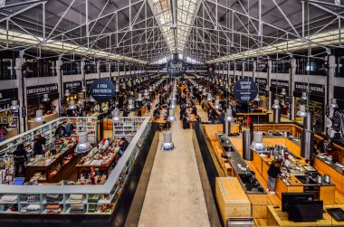 Zaman aşımı Gıda Market Mercado da Ribeira Lizbon bir gastronomik turistik cazibe olduğunu