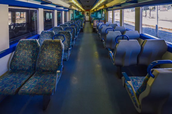 Asientos dentro de un tren portugués vacío en la estación de Cascais —  Fotos de Stock