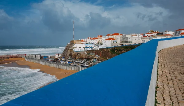 Vista geral da praia da Ericeira e casas sob um céu nebuloso de Inverno, Portugal — Fotografia de Stock