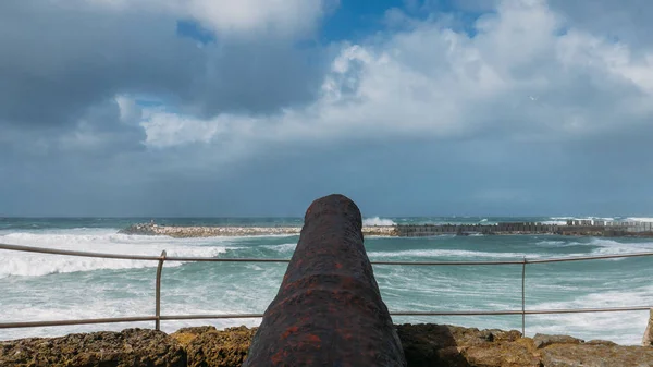 Starožitný černý canon ukazoval směrem k oceánu v Ericeira, Portugalsko — Stock fotografie