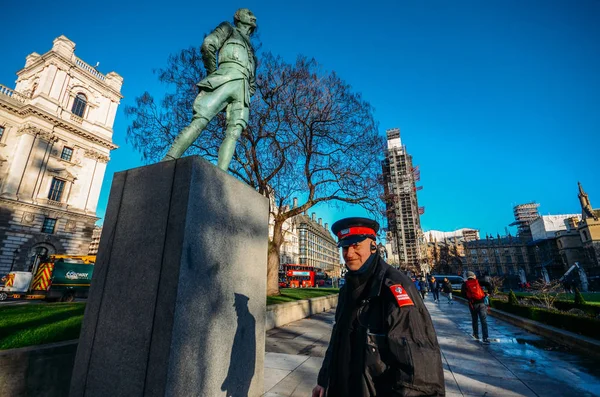 Heritage Warden keeps vigil in Parliament Square Gardens, London — Stock Photo, Image