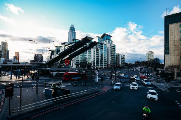 Vista della stazione Vauxhall nel sud della città e intersezione trafficata — Foto Stock