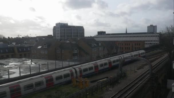 Timelapse de los trenes del metro de Londres que transportan pasajeros en la línea Piccadilly desde y hacia el centro de Londres — Vídeo de stock