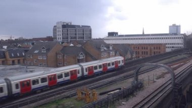 Londra metro trenleri için ve merkezi Londra Piccadilly hattı üzerinde yolcu taşıyan yüksek perspektif görünümü