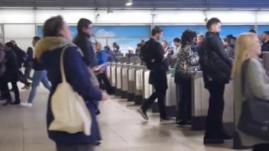 Office çalışan taşıt Bitirim, Bilet makineleri engelleri Londra Canary Wharf metro istasyonunda geçmek