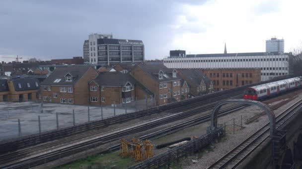 Hochperspektivischer Blick auf Londoner U-Bahnen, die Passagiere auf der Piccadilly-Linie von und nach Central London befördern — Stockvideo