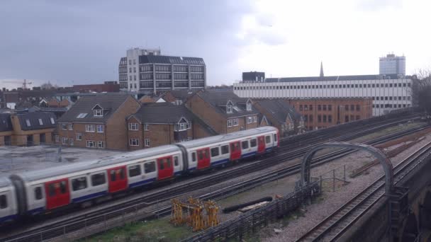 Weergave van de hoge perspectief van de metro van Londen aan treinen met passagiers aan de Piccadilly line van en naar centraal Londen — Stockvideo