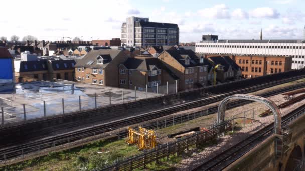 Weergave van de hoge perspectief van de metro van Londen aan treinen met passagiers aan de Piccadilly line - 4k — Stockvideo