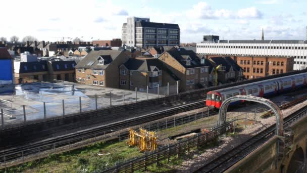 Vista de alta perspectiva de los trenes subterráneos de Londres que transportan pasajeros en la línea Piccadilly - 4K — Vídeo de stock