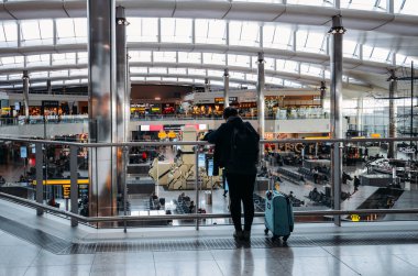 Yolcu ve kalkış terminal Heathrow Terminal 3'te Londra, İngiltere, dükkanlarında yüksek perspektif görünüm