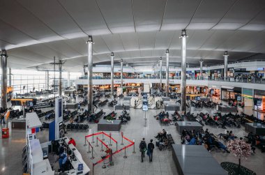 Yolcu ve kalkış terminal Heathrow Terminal 3'te Londra, İngiltere, dükkanlarında yüksek perspektif görünüm