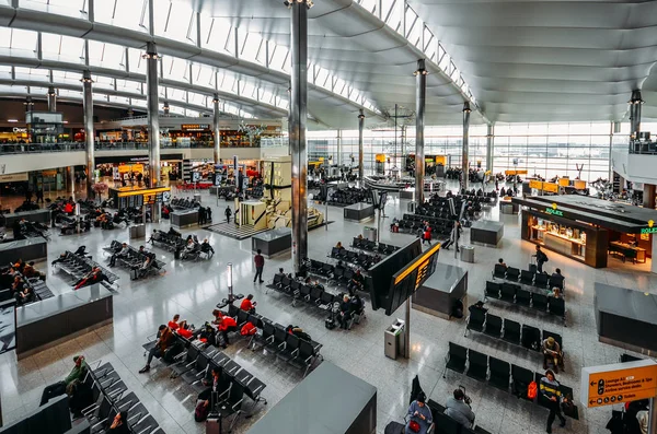 Υψηλή προοπτική άποψη των επιβατών και των καταστημάτων κατά την αναχώρηση τερματικού στο Heathrow Terminal 3 στο Λονδίνο, Ηνωμένο Βασίλειο — Φωτογραφία Αρχείου