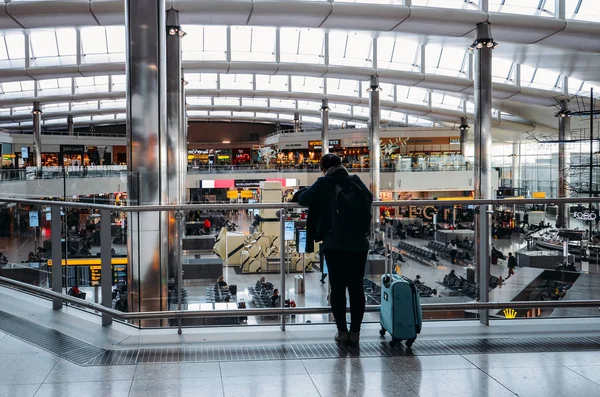 Vue en haute perspective des passagers et des magasins à l'aérogare de départ de Heathrow Terminal 3 à Londres, Royaume-Uni — Photo