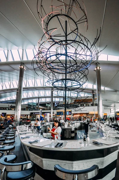 Restaurace a bar s moderní strukturou v Odletová hala, terminál 3 letiště Heathrow — Stock fotografie