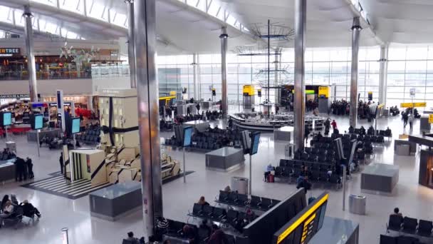Высокая перспектива обзора пассажиров и магазинов в терминале вылета терминала Хитроу 3 - 4К — стоковое видео