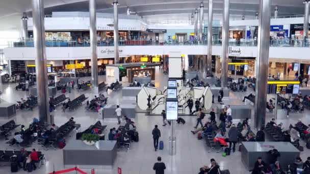 Vista panoramica di passeggeri e negozi al terminal di partenza del Terminal 3 - 4K di Heathrow — Video Stock