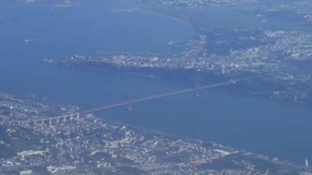 Повітряні Панорама перегляд протягом 25 de Abril міст. Міст з'єднує міста Лісабон муніципалітету Almada на лівому березі річки Тахо, Лісабон — стокове відео