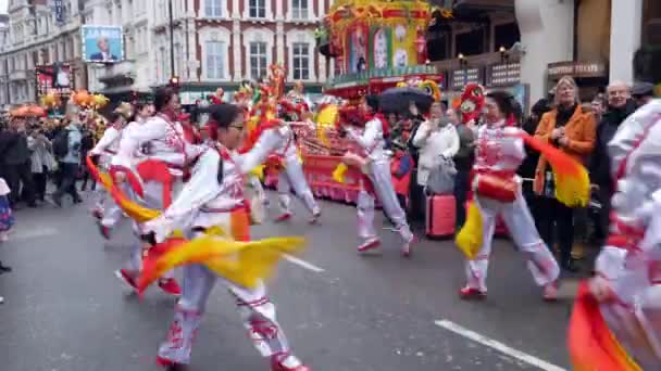 Intérpretes participan en la celebración del Año Nuevo Chino en Londres, Reino Unido — Vídeos de Stock