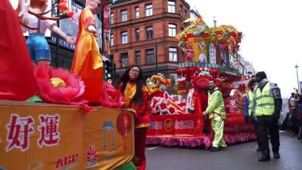 Para pementas mengambil bagian dalam perayaan Tahun Baru Imlek di London, Inggris — Stok Video