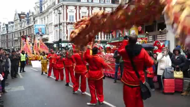 Artiesten nemen deel aan de viering van Chinees Nieuwjaar in Londen, Verenigd Koninkrijk — Stockvideo