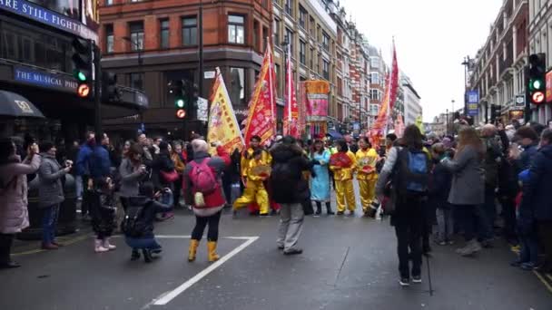 Intérpretes participan en la celebración del Año Nuevo Chino en Londres, Reino Unido — Vídeo de stock